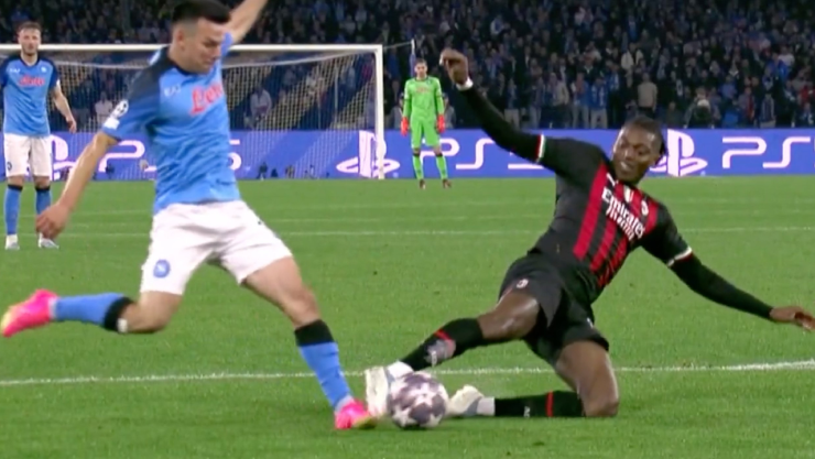 VIDEO Le roban penal al Chucky Lozano en la Champions League (2).jpg