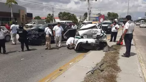 Fuerte accidente en el Boulevard Colosio de Cancún