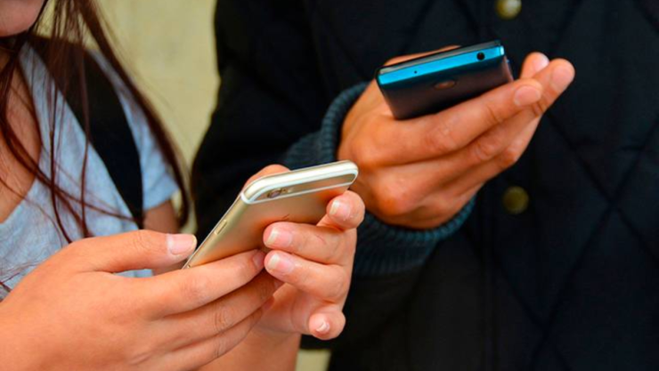 Jóvenes utilizando el celular e Internet