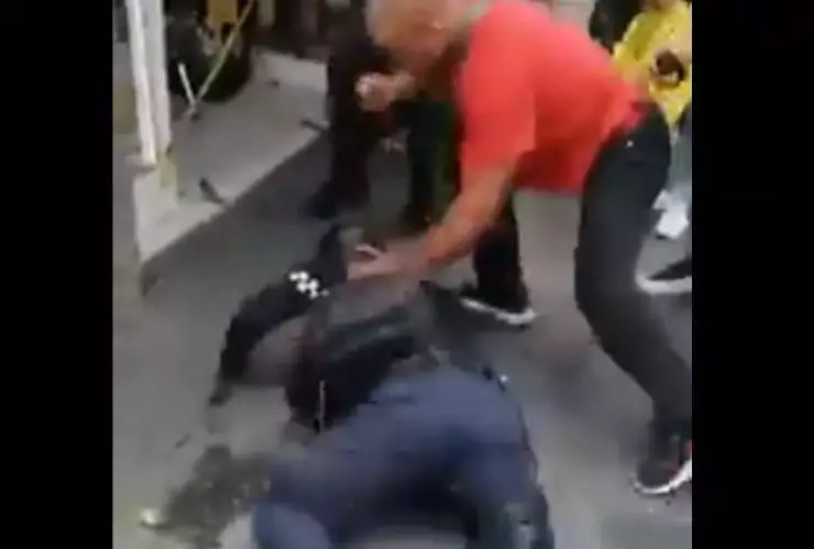 Policías de Tránsito intentan poner la araña a una motoneta y un sujeto llegó y comenzó a golpearlos.