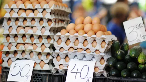 Aumenta precio del huevo por ola de calor en México