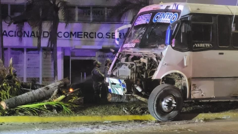 Choca camión de pasajeros en Veracruz.