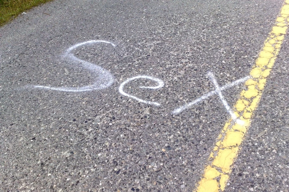 Una pareja de adolescentes fue grabada mientras tenían sexo en plena calle, en el municipio de Ecatepec, Estado de México.