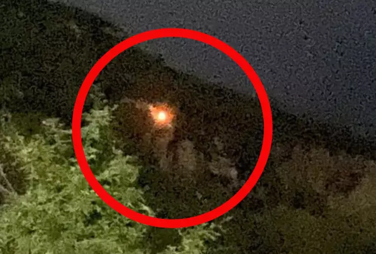 Captan supuestas brujas sobrevolando en el cerro de los Ates en Apaseo el Alto, Guanajuato.