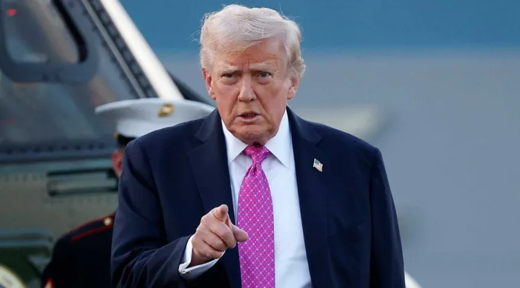 Trump bajando de avión