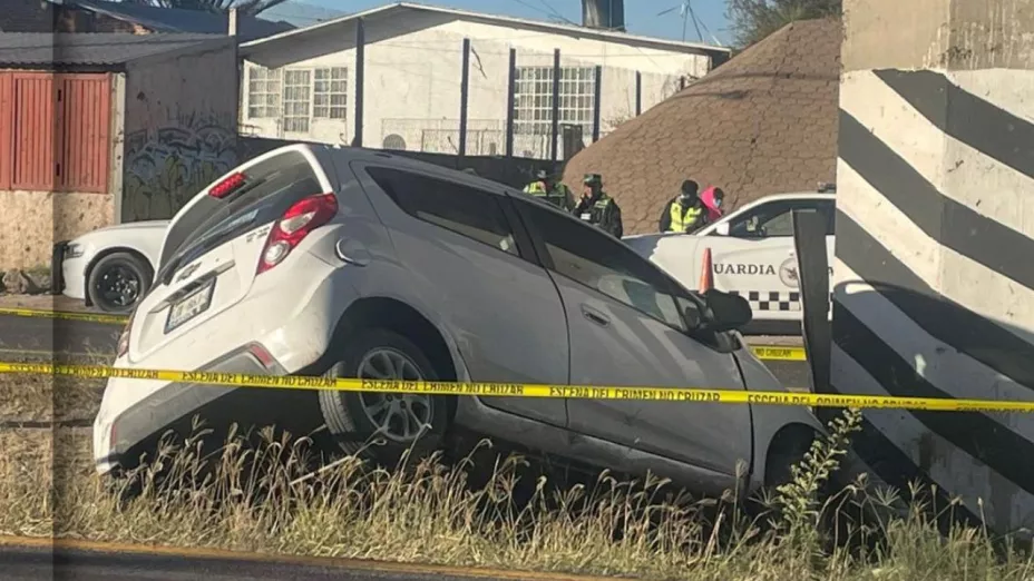 Auto choca contra puente peatonal en Irapuato