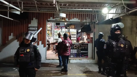 Mientras-dormía-clausuran-ares-por-incumplir-horarios-en-la-Benito-Juárez