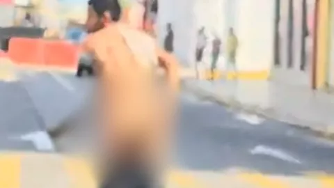 Hombre se quita la ropa y camina en las calles de Veracruz