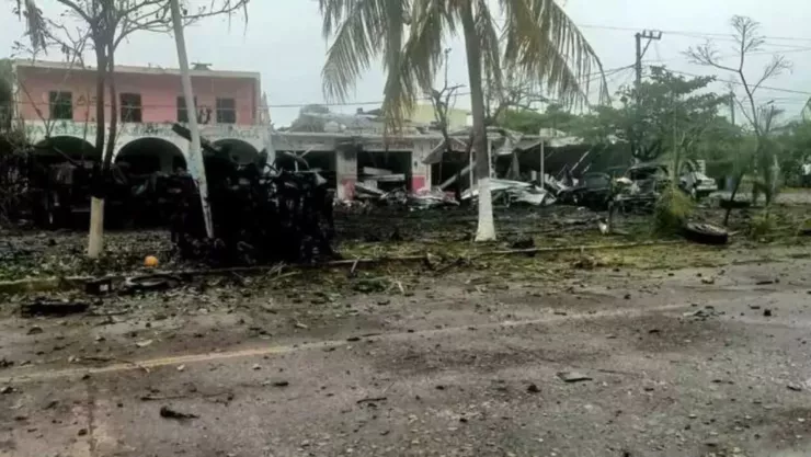 ¡Última hora! Explosión de COCHE BOMBA deja 3 POLICÍAS MUERTOS en Michoacán, hoy sábado 6 de diciembre (VIDEO FUERTE).jpg