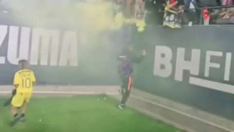 Momento inesperado: futbolista cae al vacío frente a la cámara en pleno juego