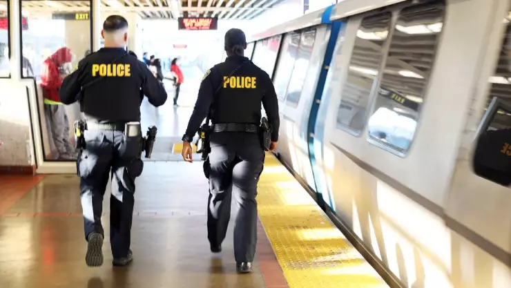 Hombre empuja a la mujer al paso del tren en San Francisco Baja California