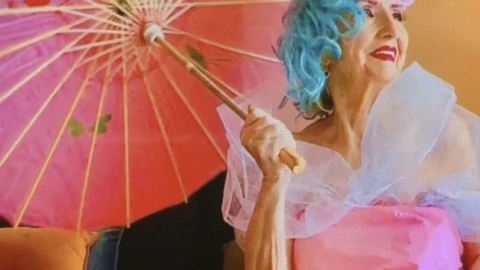 Influencer de 91 años y con Parkinson conquista redes sociales