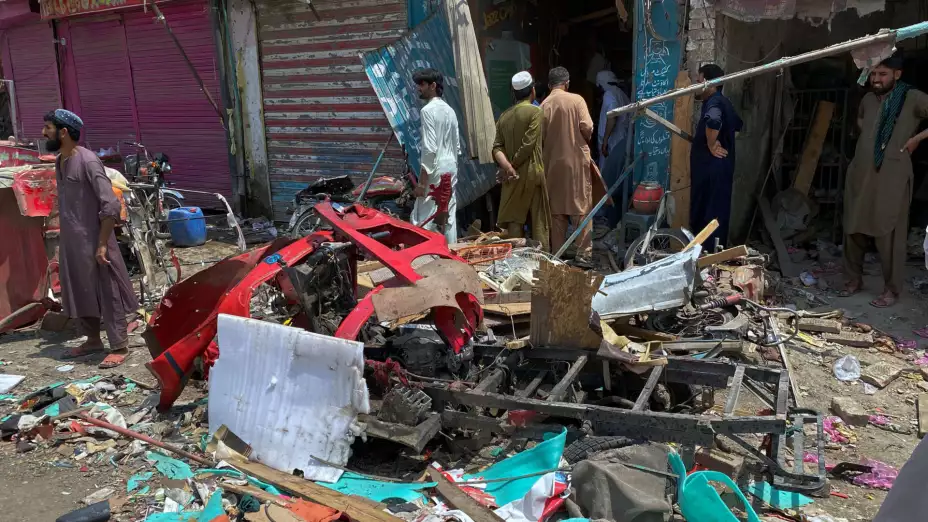 Escena tras un ataque con bomba en un bazar de Pakistán.jpg