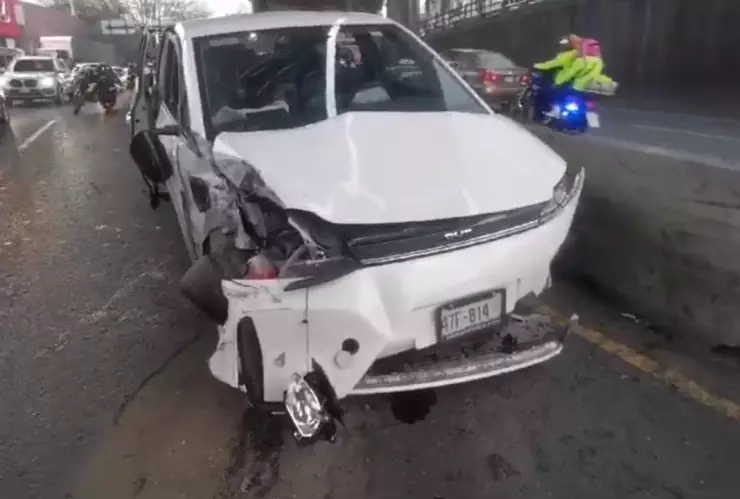 Caos en Periférico por un choque cerca de Ferrocarril de Cuernavaca