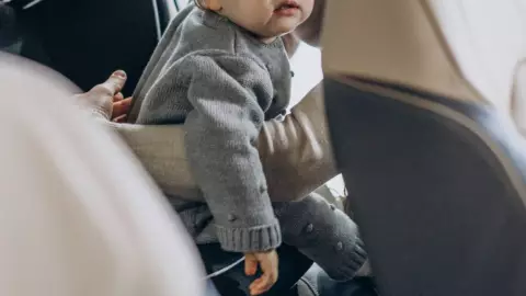 niño abandonado dentro de un auto