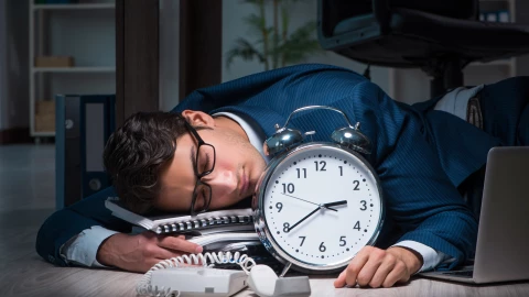 6 de cada 10 mexicanos trabajan en sus días libres.