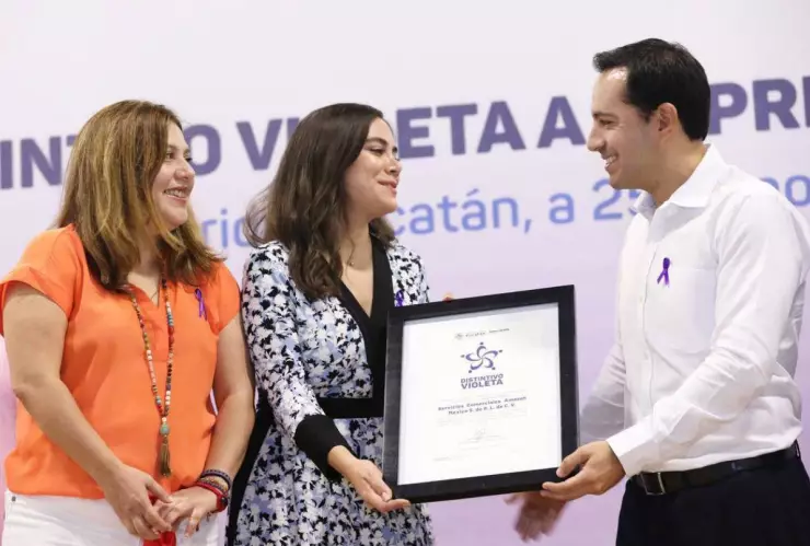 Mauricio Vila entrega Distintivos Violeta a favor de las mujeres