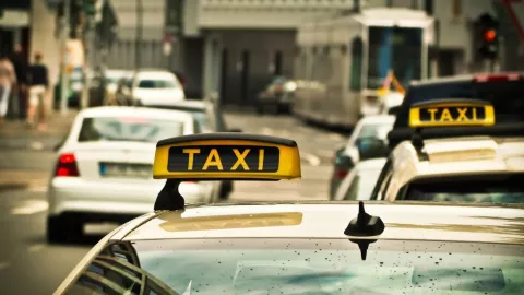 Una mujer tuvo a su bebé en un taxi 