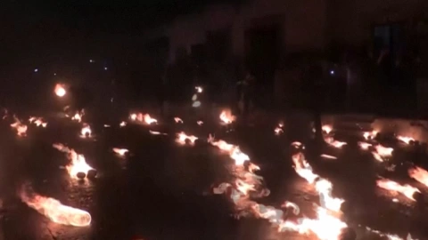 Festival de bolas de fuego en El Salvador, recuerdan erupción volcánica.