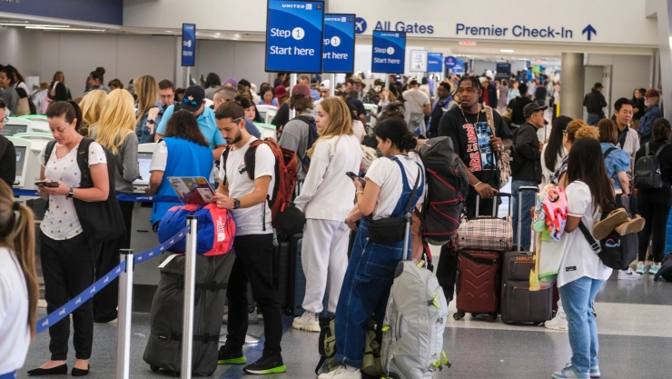 Personas realizando una fila en un aeropuerto de Estados Unidos