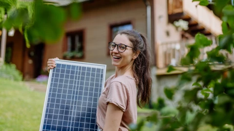 Mujer instala paneles solares para ahorrar en su recibo de luz, pero se arrepiente por este motivo