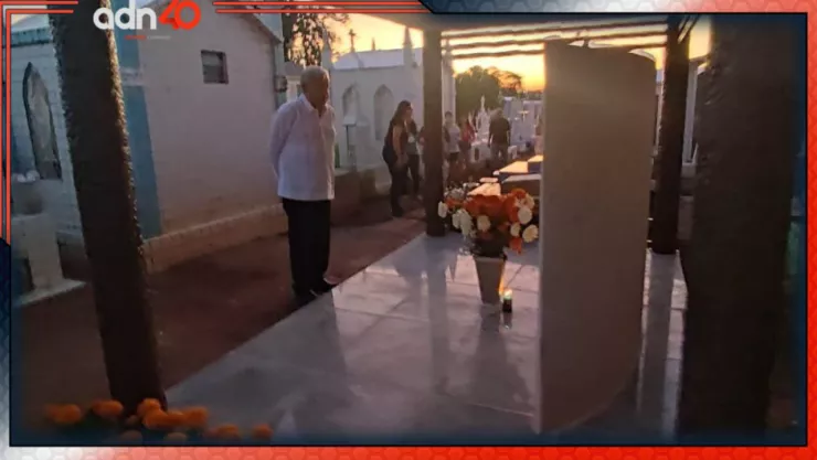AMLO visita tumba de su primera esposa Rocío Beltrán en Tabasco