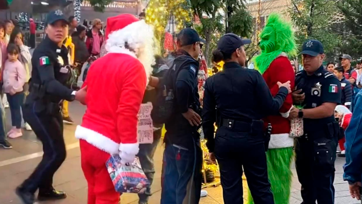 Pelea Santa y el Grinch en Aguascalientes 
