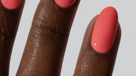 7 diseños de uñas que son hermosos y pueden usar las mujeres morenas en marzo 2026