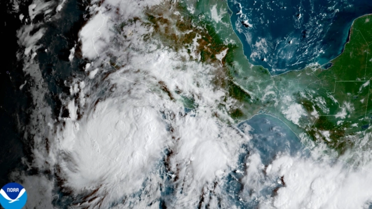 “Polo” se intensifica a huracán categoría 1 mientras avanza en el Pacífico