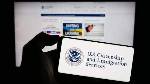 Una pantalla de celular con la página del USCIS
