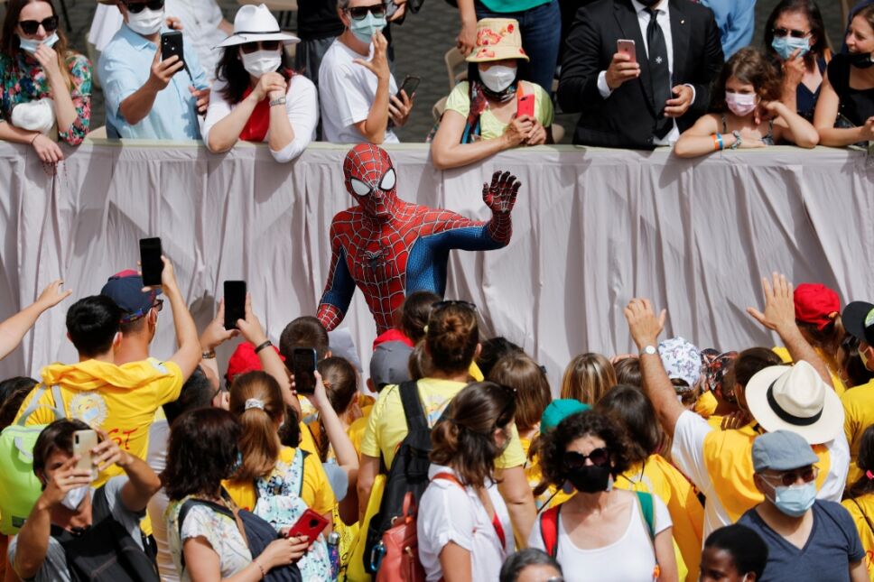 Spider Man en la audiencia de los miércoles en El Vaticano.jpg