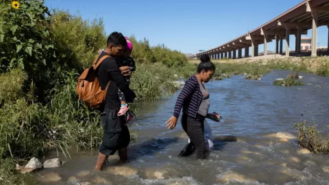 Una familia cruza el río Bravo, en la frontera de México con Texas.