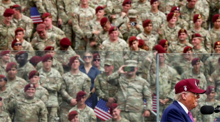 FOTO DE ARCHIVO: El presidente de Estados Unidos, Donald Trump, pronuncia un discurso durante un mitin en Fort Bragg, Carolina del Norte, EE. UU., el 10 de junio de 2025.