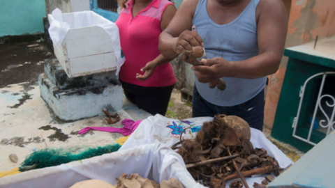 Pobladores de Pómuch limpian huesos de sus familiares difuntos