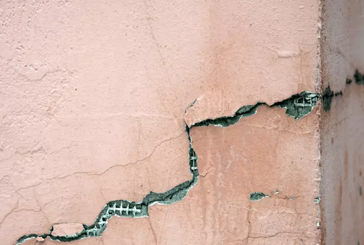 Una grieta en un muro.