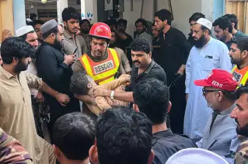 Rescate de un niño herido tras un derrumbe en una escuela de Pakistán.