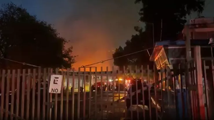 fuego consume una bodega del IMSS