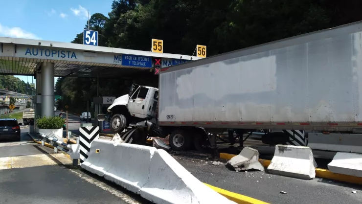 tráiler-choca-caseta-autopista-méxico-toluca.jpg