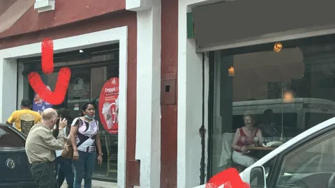 abuelito enamorado toma fotos a su esposa