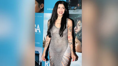 cazzu vestido premier película actriz