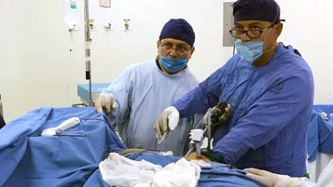 Madre de 62 años dona riñon a su hijo en exitosa operación