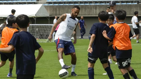 Neymar entrenado con ni&ntilde;os japoneses