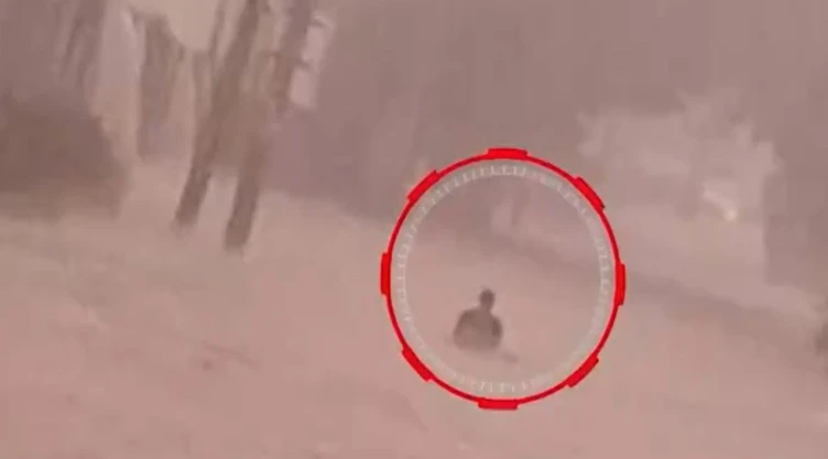 VIDEO_-Desaparece-repartidor-tras-ser-arrastrado-por-la-corriente-durante-las-lluvias_-autoridades-c.webp