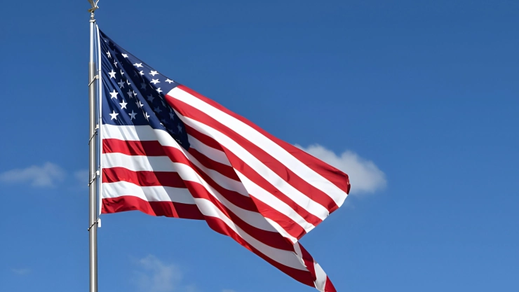 Una bandera estadounidense ondeada por el viento.