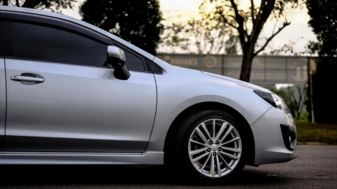 Conoce los 4 requisitos para obtener el permiso de vidrios polarizados en Jalisco y evita multas; trámite obligatorio para circular sin problemas. En la imagen se observa un auto polarizado de los vidrios delanteros mientras se encuentra estacionado.