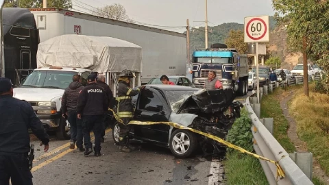 Un conductormurió en la carreterera Naucalpan-Toluca tras un fuerte accidente.