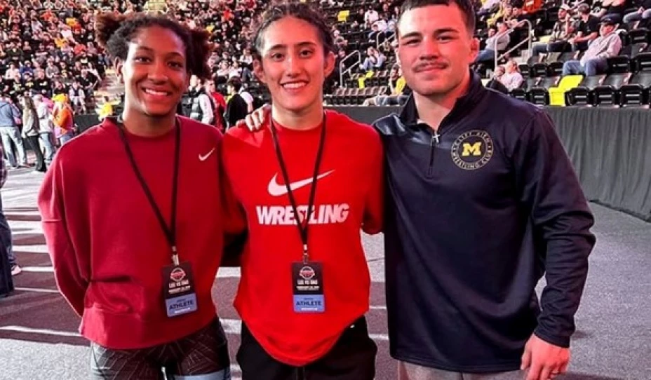 Mexicanos deslumbran en evento internacional de lucha olímpica.jpg