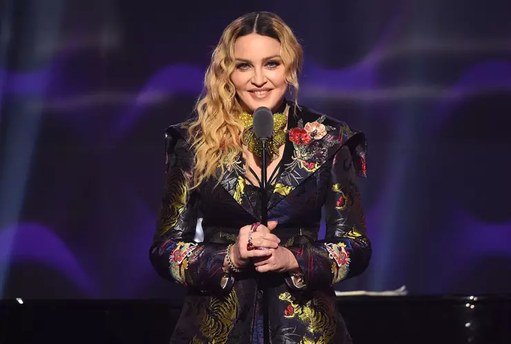 Madonna pospone gira por infección bacteriana grave, es hospitalizada.
