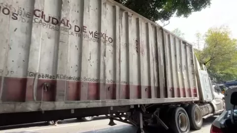 Volcadura de tráiler en Calzada San Antonio Abad; hay afectaciones viales