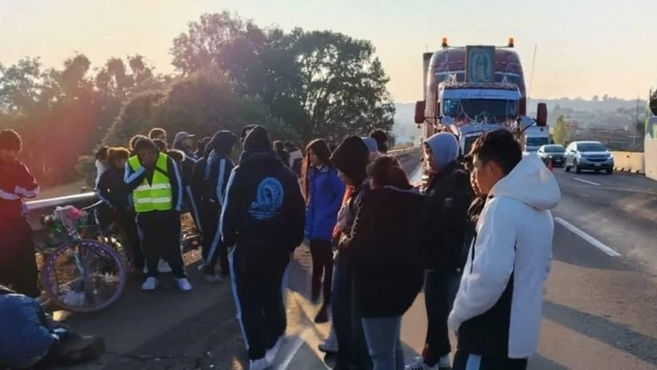 Conductor atropella a peregrinos en la autopista México-Puebla y Santa Rita Tlahuapan; hay un muerto.